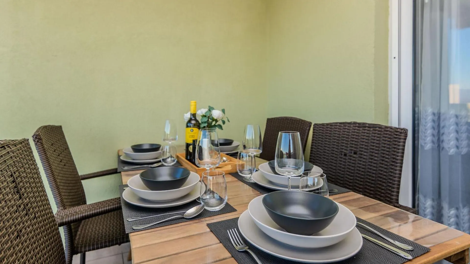 Apartment Mahnet 0*, Vir
